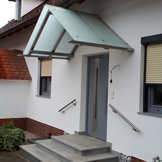 Bild enthält, Awning, Canopy, Architecture, Building, Housing, House, Portico, Bay Window, Window