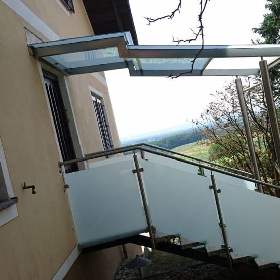 Bild enthält, Building, Outdoors, Shelter, Balcony, Window