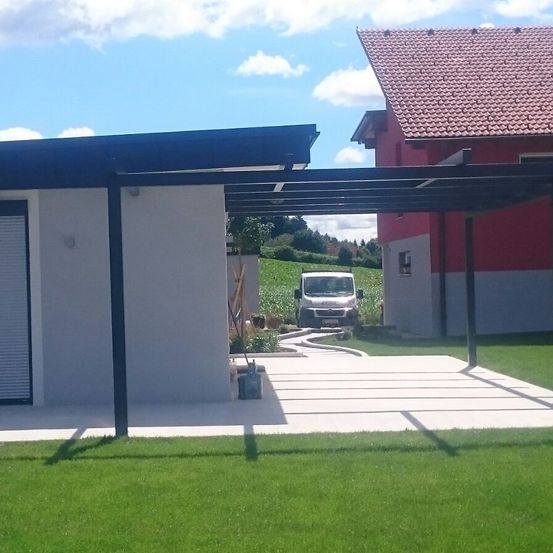 Bild enthält, House, Housing, Porch, Outdoors, Shelter, Grass, Plant, Patio, Pergola, Backyard