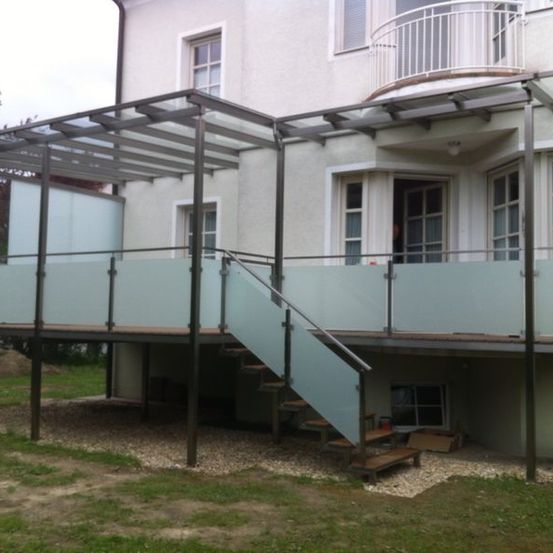 Bild enthält, House, Housing, Porch, Person, Handbag, Staircase, Lamp, Box