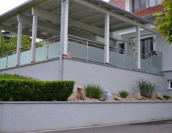 Bild enthält, Housing, House, Porch, Plant, Hedge, Portico, Grass