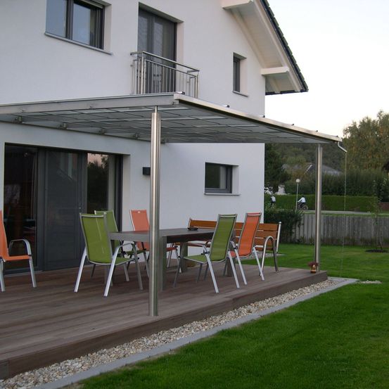 Bild enthält, House, Housing, Porch, Chair, Patio, Pergola, Grass, Person, Interior Design, Desk