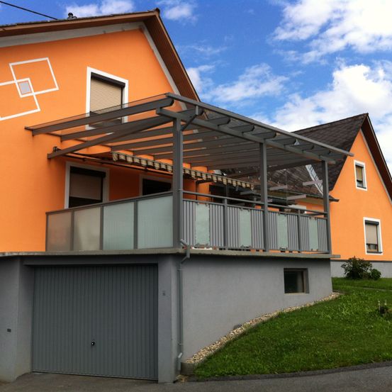 Bild enthält, Building, House, Housing, Porch, Shelter, Patio, Pergola, Awning, Canopy, City