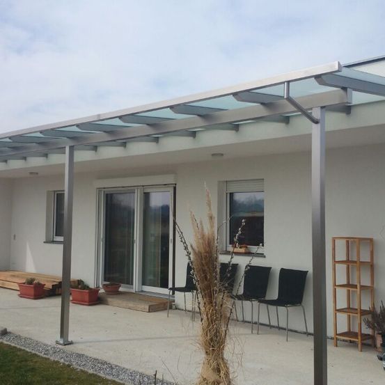 Bild enthält, Building, House, Housing, Porch, Patio, Pergola, Person, Interior Design, Chair, Plant