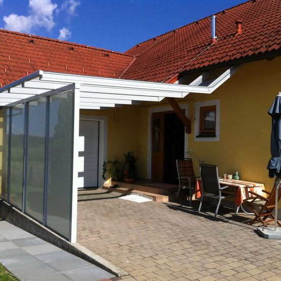 Bild enthält, Chair, Indoors, Interior Design, Housing, Door, House, Plant, Patio, Desk, Shoe