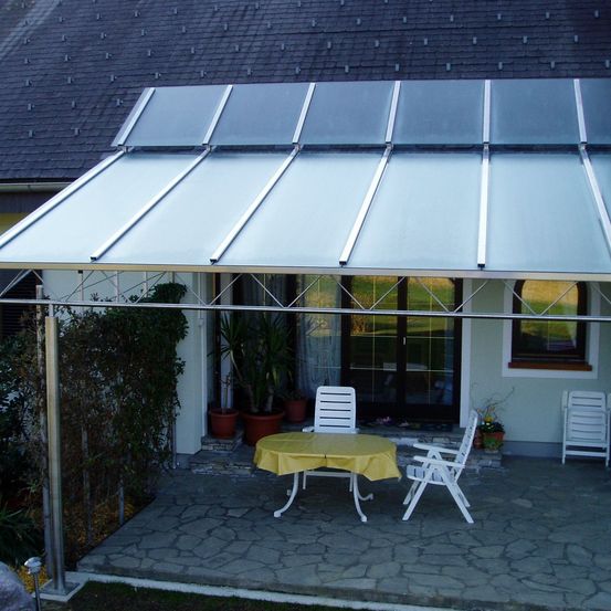 Bild enthält, Canopy, Awning, House, Housing, Patio, Chair, Outdoors, Plant