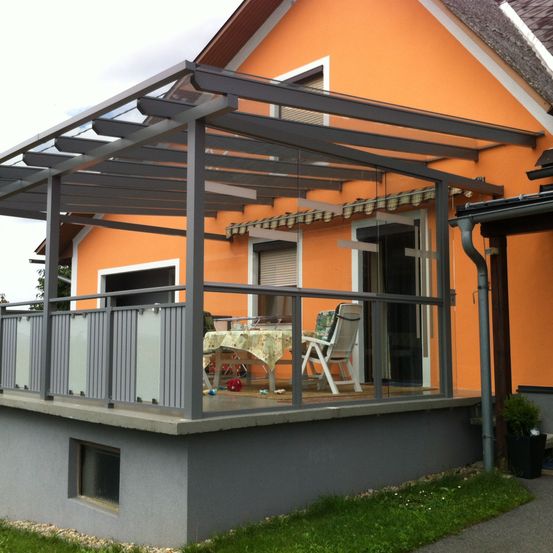 Bild enthält, House, Housing, Porch, Patio, Pergola, Plant, Lamp, Chair, Desk
