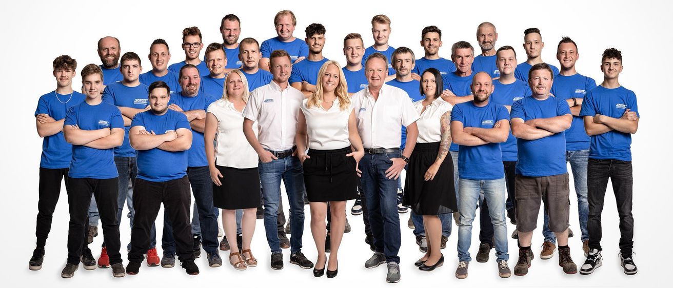 Bild enthält, People, Person, Groupshot, Skirt, Team, Pants, Adult, Male, Man, Jeans