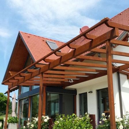 Bild enthält, Building, House, Housing, Porch, Patio, Pergola, Person, Plant