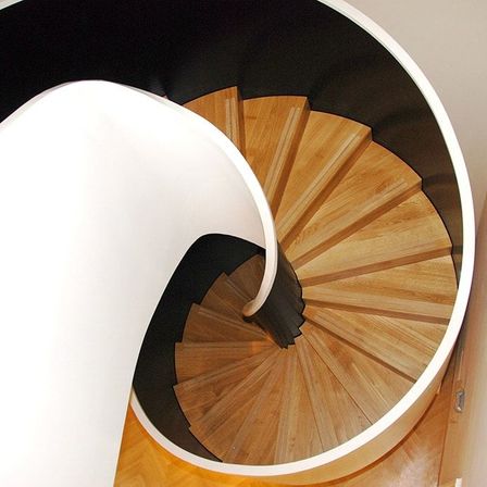 Bild enthält, House, Housing, Staircase, Wood, Hardwood, Wheel, Interior Design, Stained Wood