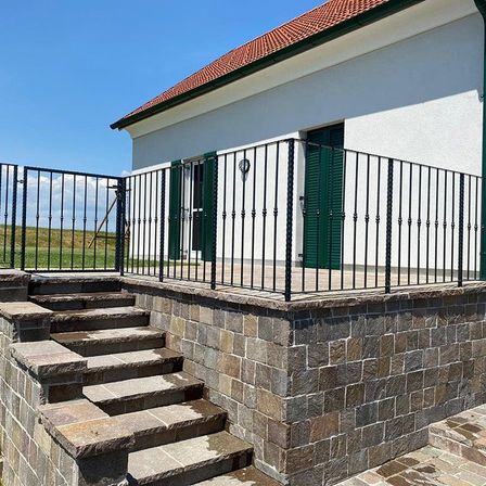 Bild enthält, Railing, Building, Housing, Staircase, Gate, Handrail