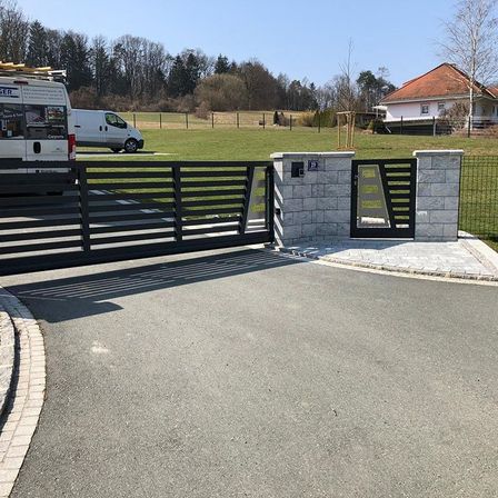 Bild enthält, Building, Housing, Outdoors, House, Driveway, Gate, Aerial View, Car