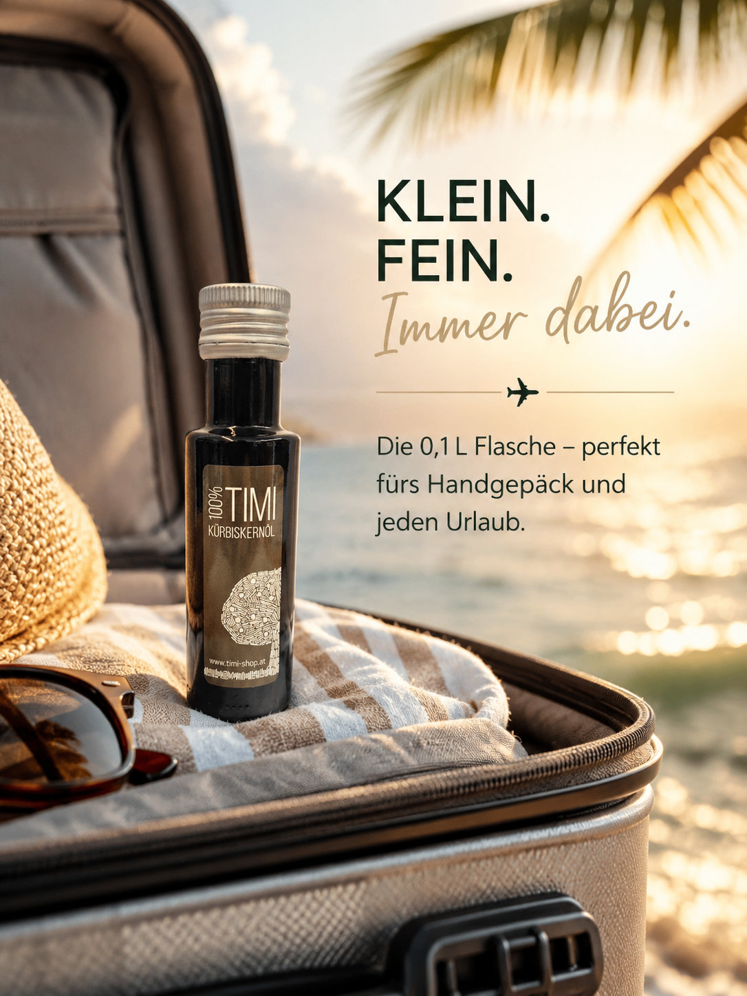 Eine kleine Flasche mit 100% Kürbiskernöl steht auf einem Koffer mit Hut und Sonnenbrille, mit einem Strand und einem Flugzeug im Hintergrund.