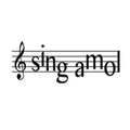 Eine Musiknotation zeigt das Wort 'sing' mit einer Violinschlüssel auf der linken Seite und 'amo' auf der rechten Seite.