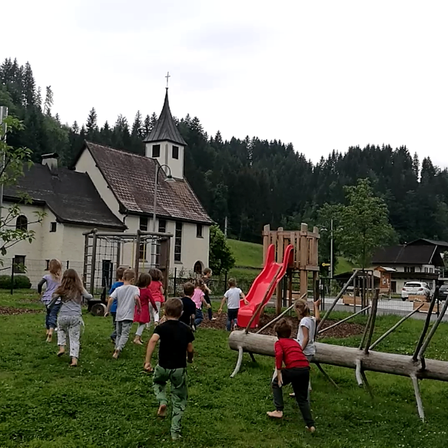 Bild enthält, Person, Outdoors, Box, Package, Car, Transportation, Vehicle