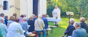 Bild enthält, People, Person, Shoe, Adult, Male, Man, Glasses, Grass, Bench, Crowd