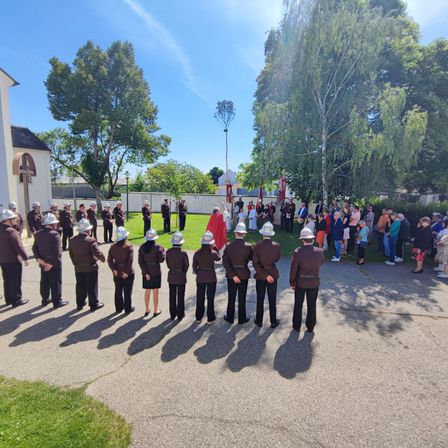 Bild enthält, People, Person, Helmet, College, Shoe, Handbag