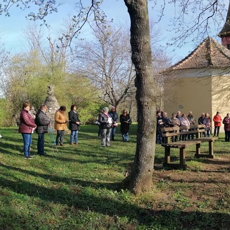 Bild enthält, Grass, People, Person, Shoe, Villa, Outdoors, Package, Bench, Nature, Volleyball Game