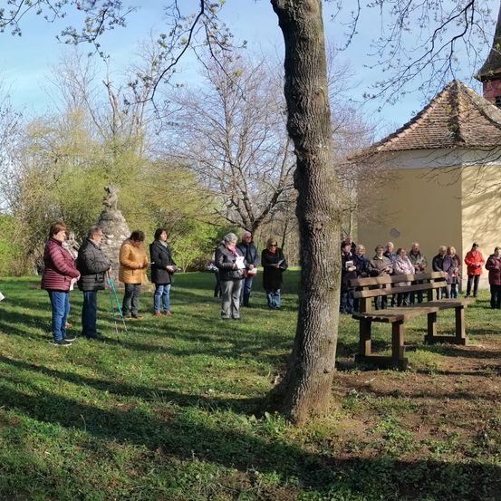 Bild enthält, Grass, People, Person, Shoe, Villa, Outdoors, Package, Bench, Nature, Volleyball Game
