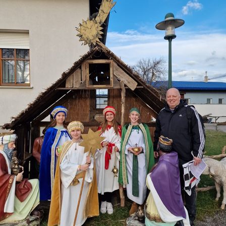Bild enthält, Shelter, People, Person, Sword, Adult, Bride, Female, Woman, Lady, Man
