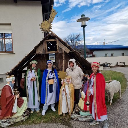 Bild enthält, Adult, Female, Person, Woman, Shelter, Bride, Spear, Sheep, People