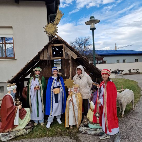 Bild enthält, Adult, Female, Person, Woman, Shelter, Bride, Spear, Sheep, People