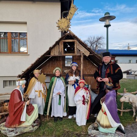 Bild enthält, Shelter, Adult, Female, Person, Woman, Bride, People, Sheep, Lady, Hat
