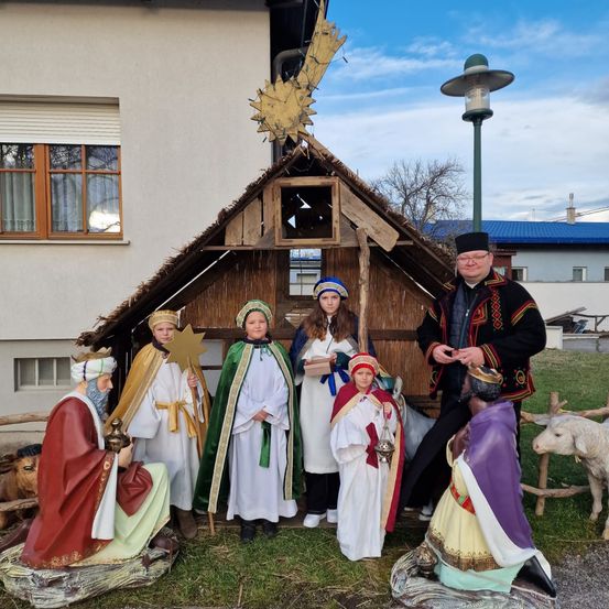 Bild enthält, Shelter, Adult, Female, Person, Woman, Bride, People, Sheep, Lady, Hat