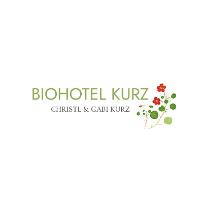 Biohotel Kurz Logo mit grünem Text auf weißem Hintergrund, mit einer roten Blume und grünen Blättern.