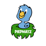 Ein blauer Vogel sitzt in einem Grasnest. Das Wort 'PIEPMATZ' ist in Grün auf das Nest geschrieben.