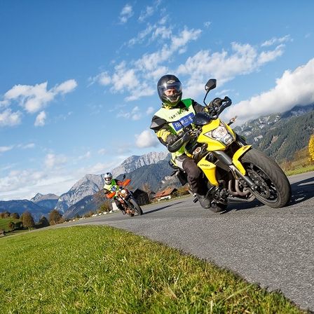 Bild enthält, Helmet, Adult, Male, Man, Person, Glove, Vacation, Road, Motorcycle, Shoe