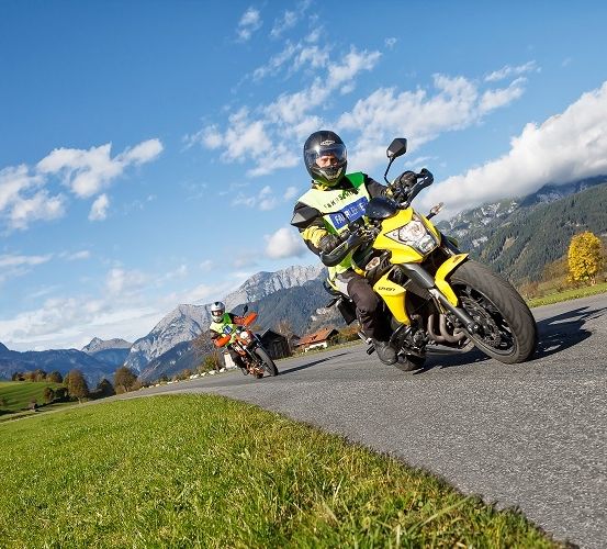 Bild enthält, Helmet, Adult, Male, Man, Person, Glove, Vacation, Road, Motorcycle, Shoe