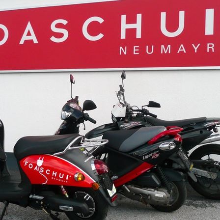 Bild enthält, Machine, Wheel, Motorcycle, Transportation, Vehicle, Moped, Motor Scooter