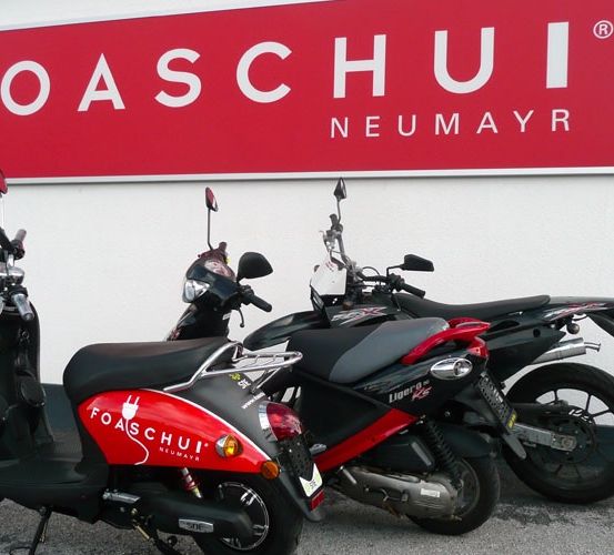 Bild enthält, Machine, Wheel, Motorcycle, Transportation, Vehicle, Moped, Motor Scooter