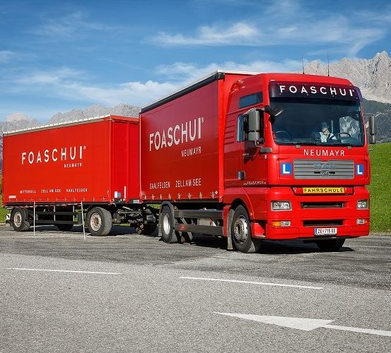 Bild enthält, Transportation, Truck, Vehicle, 18-wheeler Truck, Person