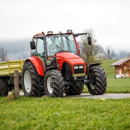 Bild enthält, Tractor, Transportation, Vehicle, Outdoors, Nature, Person, Grass, Plant, Countryside, Field