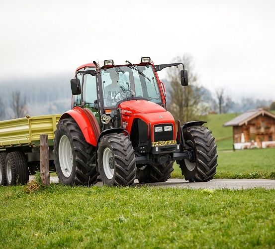 Bild enthält, Tractor, Transportation, Vehicle, Outdoors, Nature, Person, Grass, Plant, Countryside, Field