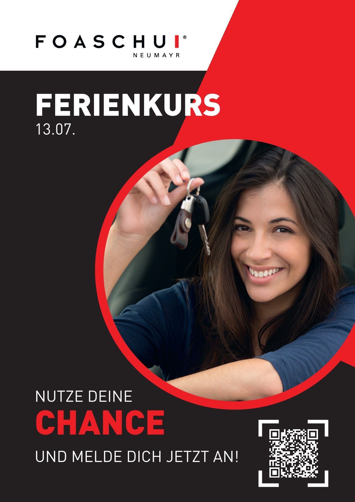 Eine lächelnde Frau hält Autoschlüssel in einem Auto, mit einem roten Kreis und Text 'FERIENKURS 13.07.' darüber und 'Nutze deine Chance' darunter.