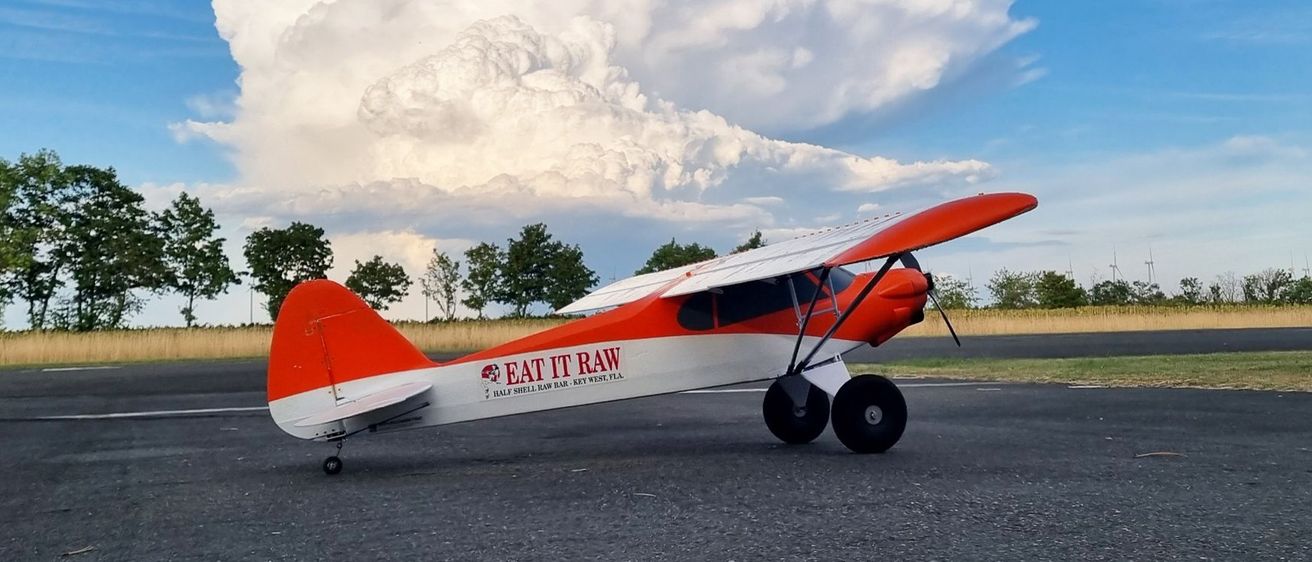 Bild enthält, Airfield, Airport, Aircraft, Airplane, Vehicle, Adventure