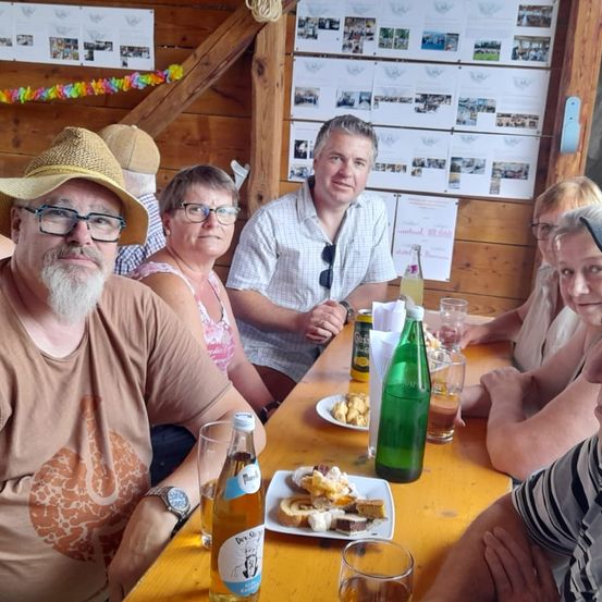 Bild enthält, Adult, Female, Person, Woman, Male, Man, Hat, Dining Table, Portrait, Dining Room