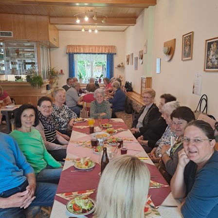 Bild enthält, Dining Room, Dining Table, Table, Restaurant, Lunch, Meal, Adult, Female, Person, Woman