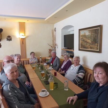 Bild enthält, Dining Room, Dining Table, Table, Living Room, Potted Plant, Person, Portrait, People, Couch, Woman