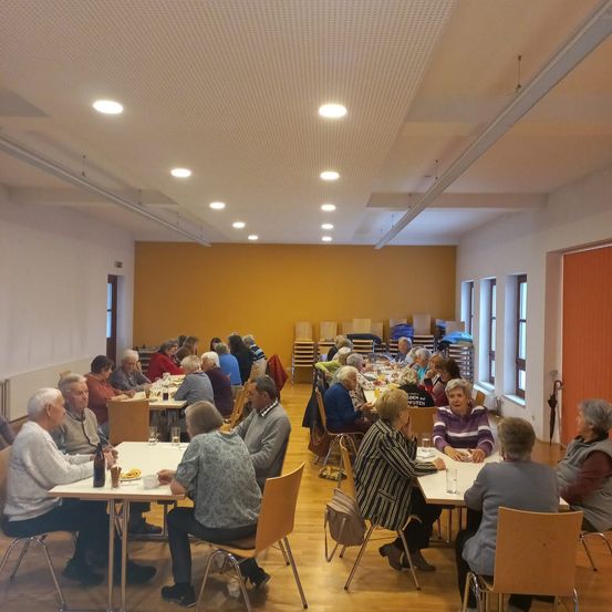 Bild enthält, Cafeteria, Indoors, Restaurant, Dining Room, Dining Table, Table, Floor, Flooring, People, Wood