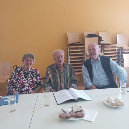 Bild enthält, Dining Room, Dining Table, Table, Person, Portrait, People, Adult, Female, Woman, Glasses