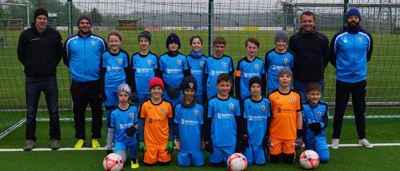 Bild enthält, People, Person, Soccer Ball, Team, Adult, Male, Man, Groupshot, Glove, Sphere