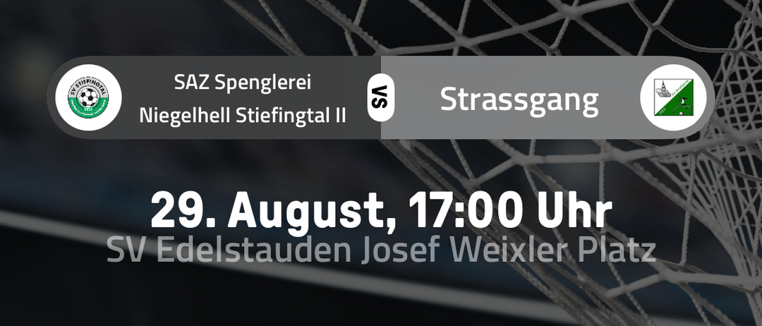 Ein Fußball ist in einem Netz mit dunklem Hintergrund gefangen. Der Text lautet 'SAZ Spenglerei Niegelhell Stiefingal II' und 'Strassgang'. Das Datum und die Uhrzeit sind 29. August, 17:00 Uhr.