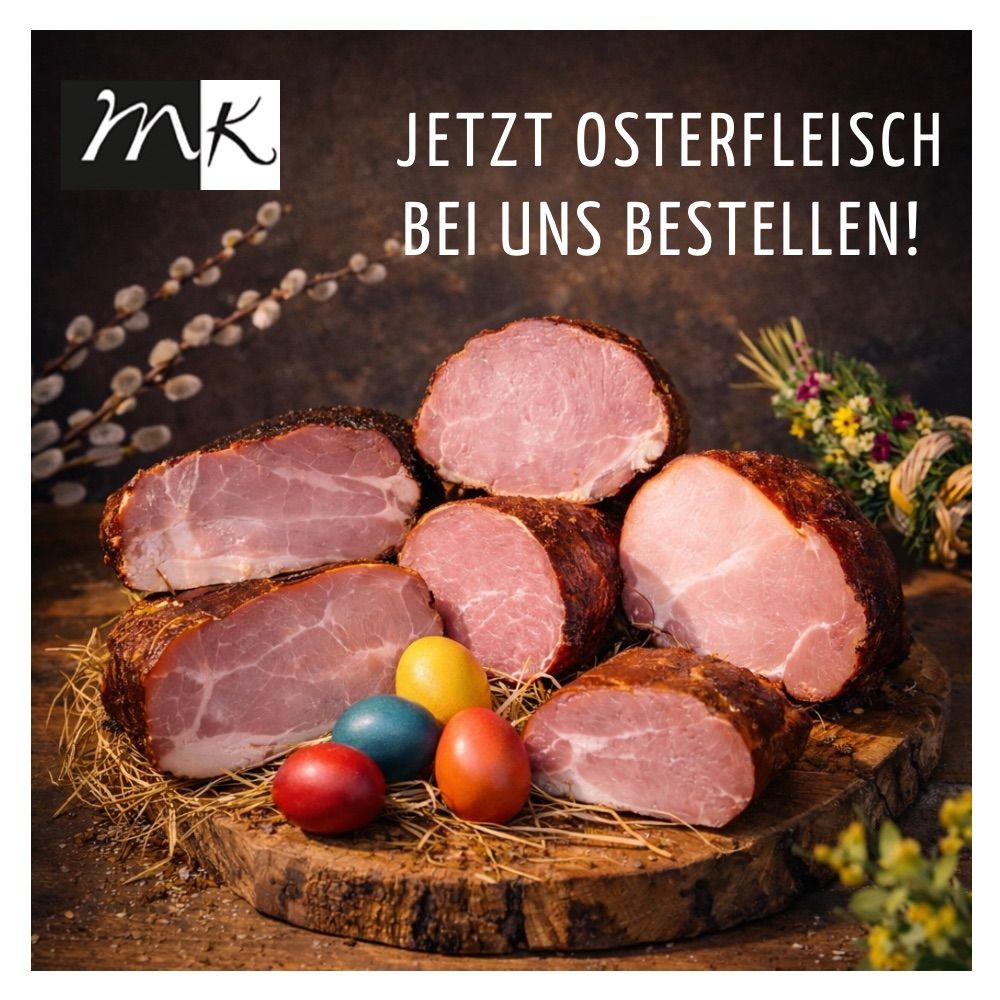 Scheiben von Osterschinken liegen auf einem Holzbrett mit Ostereiern und Blumen. Im Hintergrund ist die Marke 'MK' zu sehen. Der Text lautet 'JETZT OSTERFLEISCHBEI UNS BESTELLEN!'.