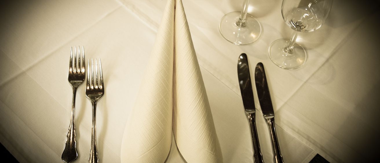 Bild enthält, Cutlery, Fork, Home Decor, Linen, Napkin, Blade, Knife, Weapon