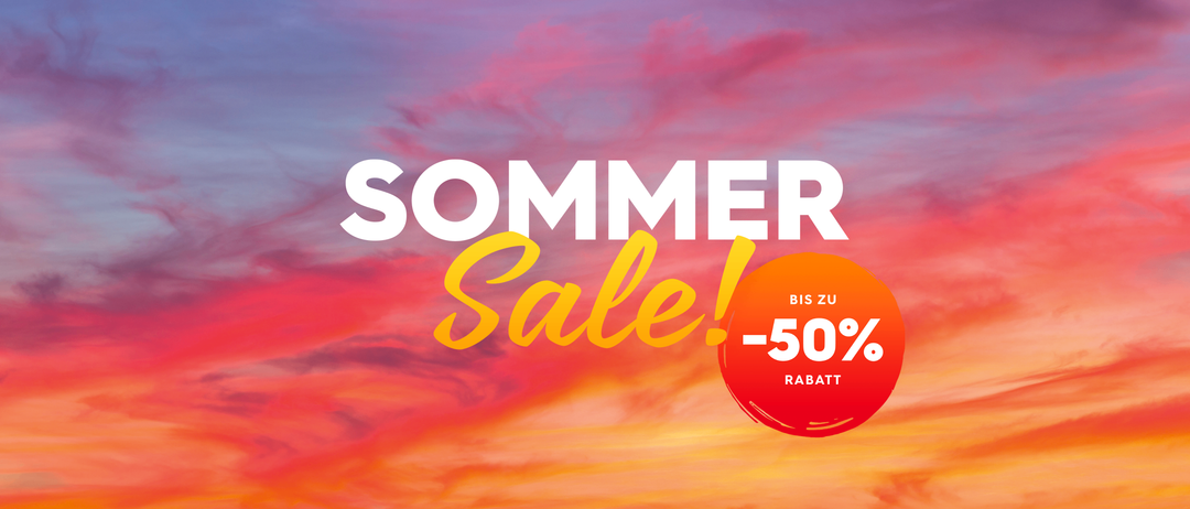 Das Bild zeigt einen lebhaften Sonnenuntergang mit dem Text 'Sommer Sale! -50% Rabatt' in fetten, weißen Buchstaben. Der Hintergrund ist eine Mischung aus Lila, Rosa und Orangetönen.