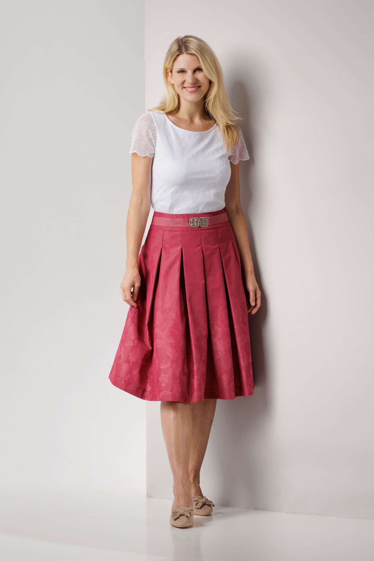 Bild enthält, Clothing, Skirt, Miniskirt, Person, Face, Head